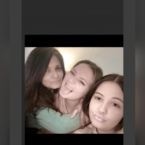 Meet your Posher, Tori - Picture 2 of 4